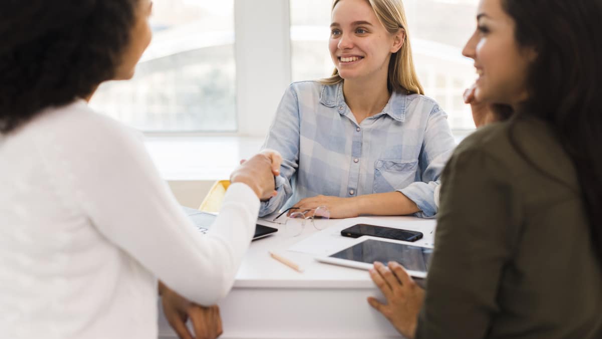jeune femme accompagnant deux professionnelles dans la digitalisation des documents